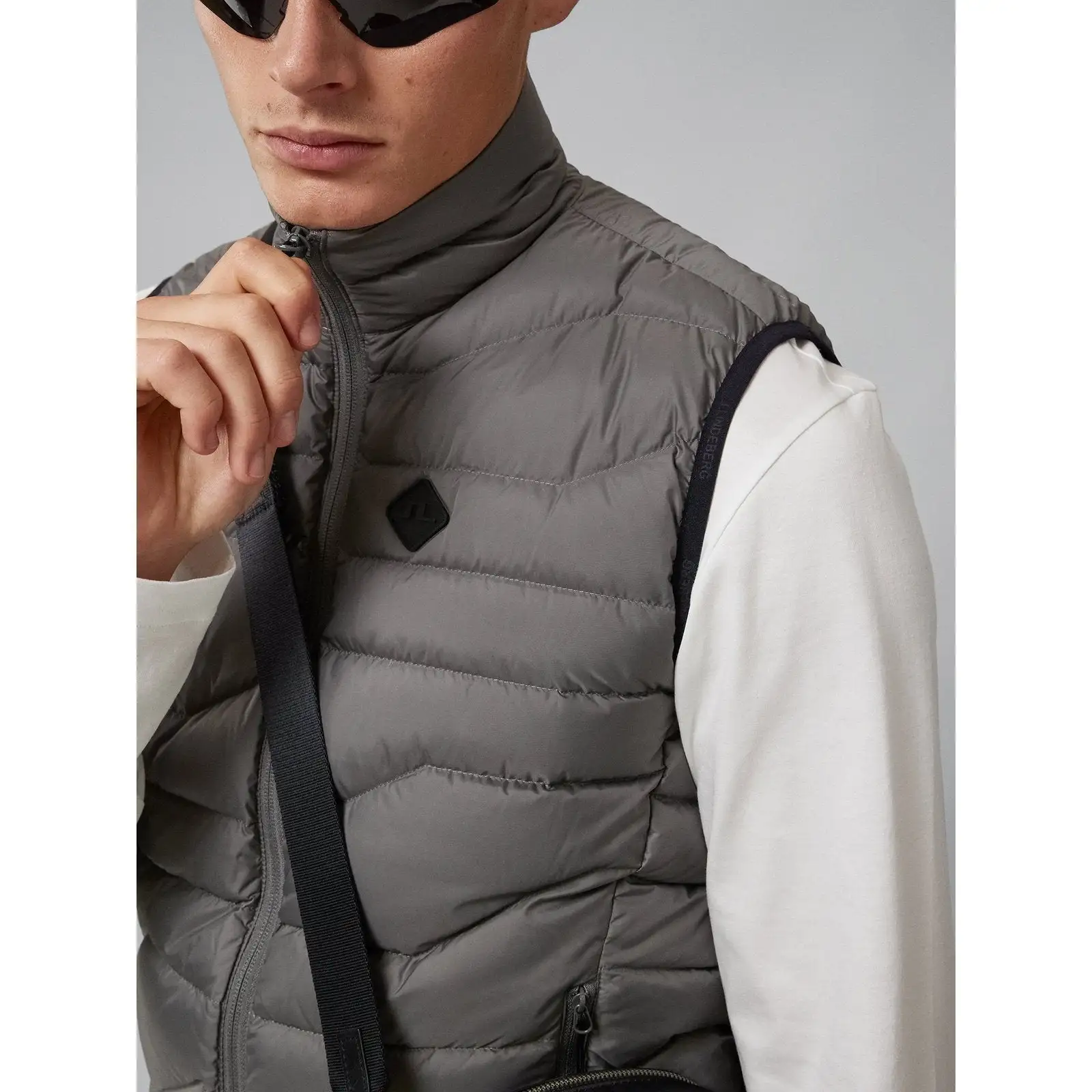 J.Lindeberg Cliff Light Down Golf Vest AMOW06707 - Image 2